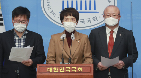 국민의힘 김은혜 의원(가운데). 사진은 지난 3일 서울 여의도 국회 소통관에서 한국토지주택공사(LH) 임직원들의 100억대 토지 사전 매입 의혹 관련 기자회견을 하는 모습. 연합뉴스.